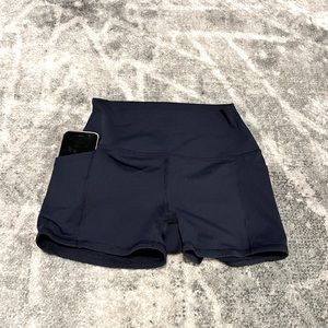 Navy workout shorts from mono b, WITH POCKETS ✅, sz medium